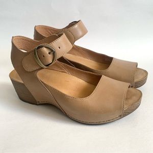 Dansko Tiana Burnished Nubuck Womens Size EU 39 US 8.5-9 Tan Leather Sandals
